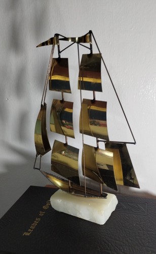 SCULTURA BARCA A VELA VINTAGE OTTONE - BASE ONICE 12,5"x9" - Foto 1 di 4