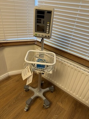 Edan M3A Vital Signs Patientenmonitor mit Ständer, Kindermanschette & Papieren