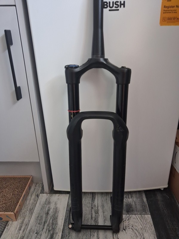 29 inch Rockshox Yari 140mm Travel  15x110 Boost! Good Overall Condition!