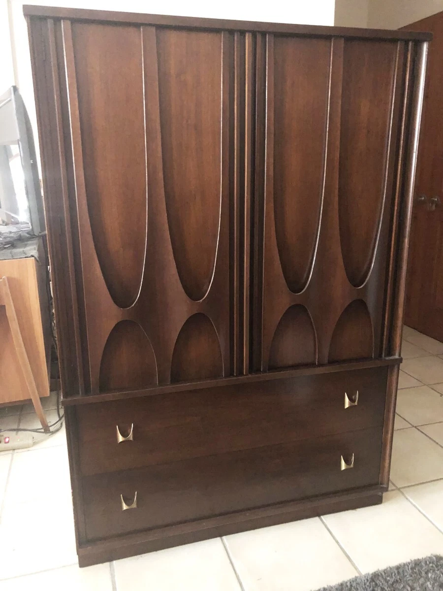 Broyhill gentleman's chest deals