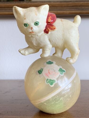 Vintage besetztes Japan Zelluloid Kätzchen auf Ball Rassel Balance Spielzeug Kind EUC selten