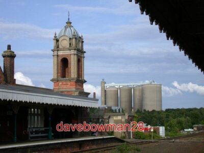 FOTO BURY ST EDMUNDS BEGRABENE TÜRME EIN KONTRAST ZWISCHEN DEM KUNSTVOLLEN BAHNHOFSGEBÄUDE