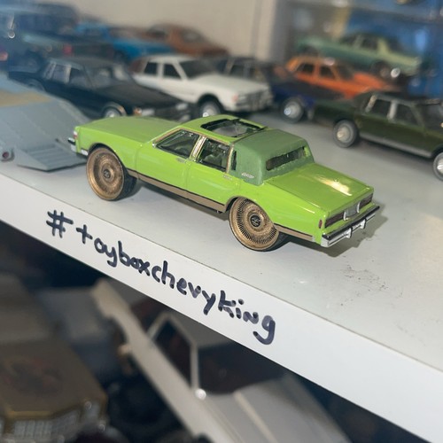 CUSTOM SLIME GREEN 1/64 1988 CHEVROLET CAPRICE CLASSIC BROUGHAM LS ON 30”s - Picture 2 of 8