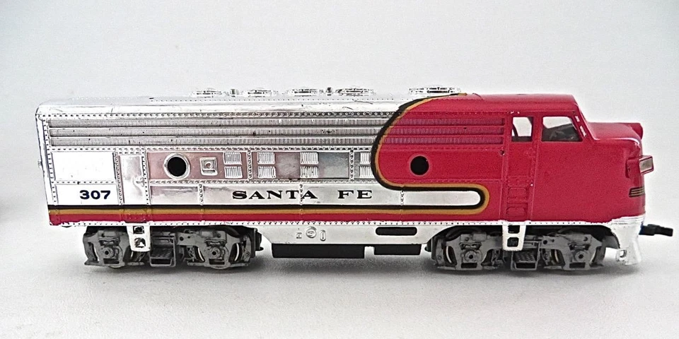 2 HO Santa Fe Powered Diesels Both do Not Run for Parts or Repair - Image 4 of 4