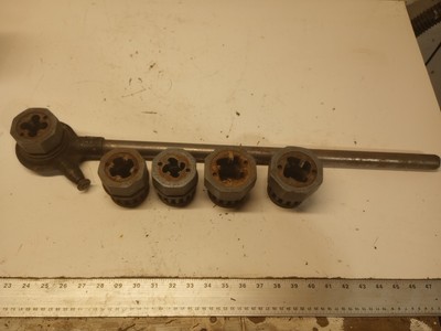 NYE P-740 Triad Ratcheting Pipe Threader - 5 Dies 2) 1/2 -3/4  2) 1''