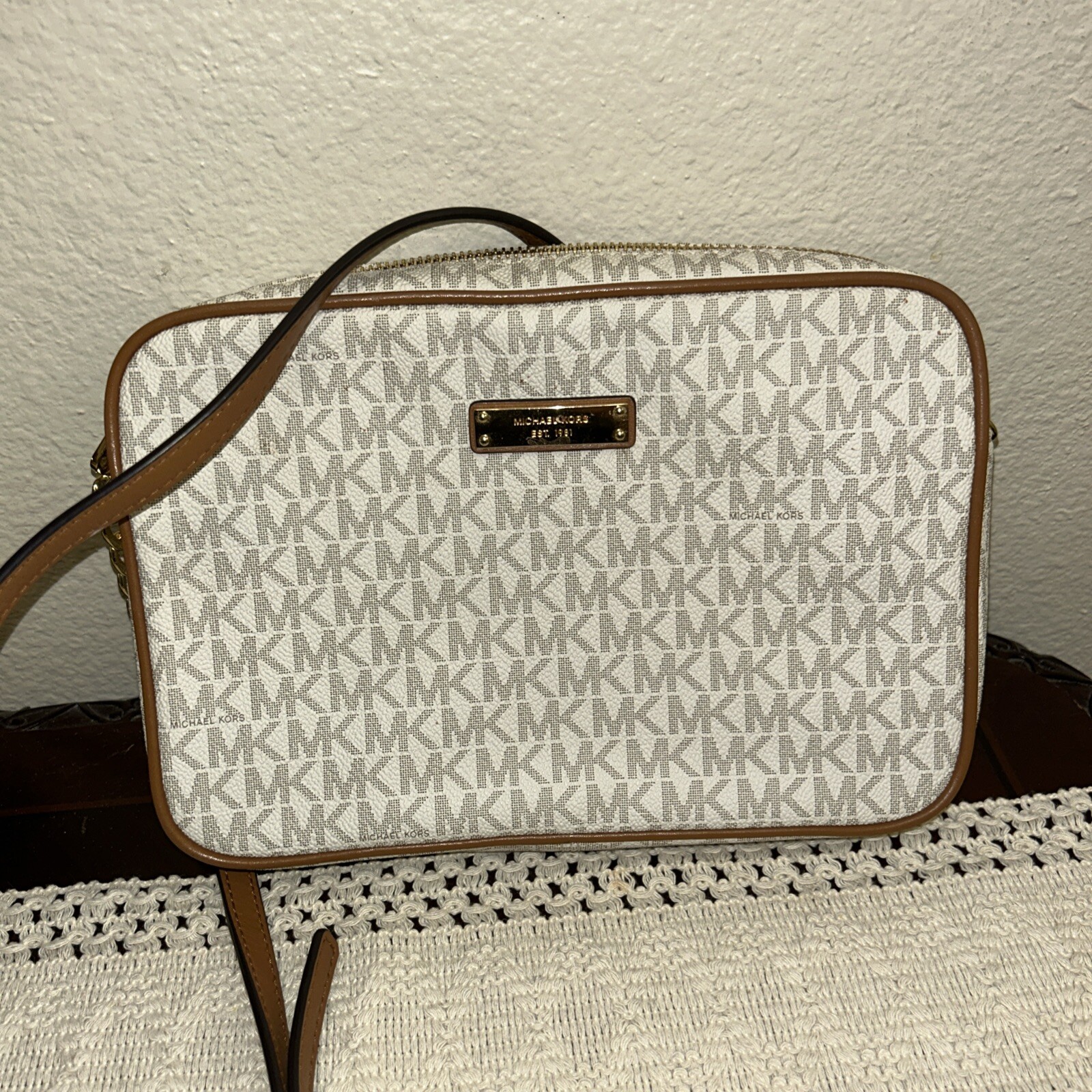 michael kors handbag crossbody Cream MK logo used Great Condition CLEAN