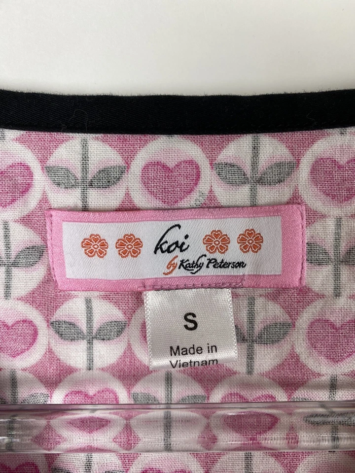 Blusa Médica Koi Talla Pequeña Rosa Corazón Flores Corbata Negra 109PR Enfermería Médica S Foto 3 de 4
