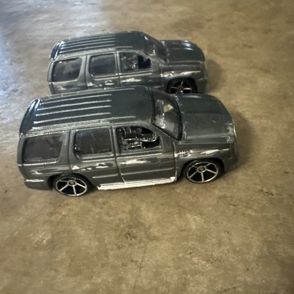 Cadillac Escalade 2007 plateado 1:64 diecast Hot Wheels Foto 2 de 4