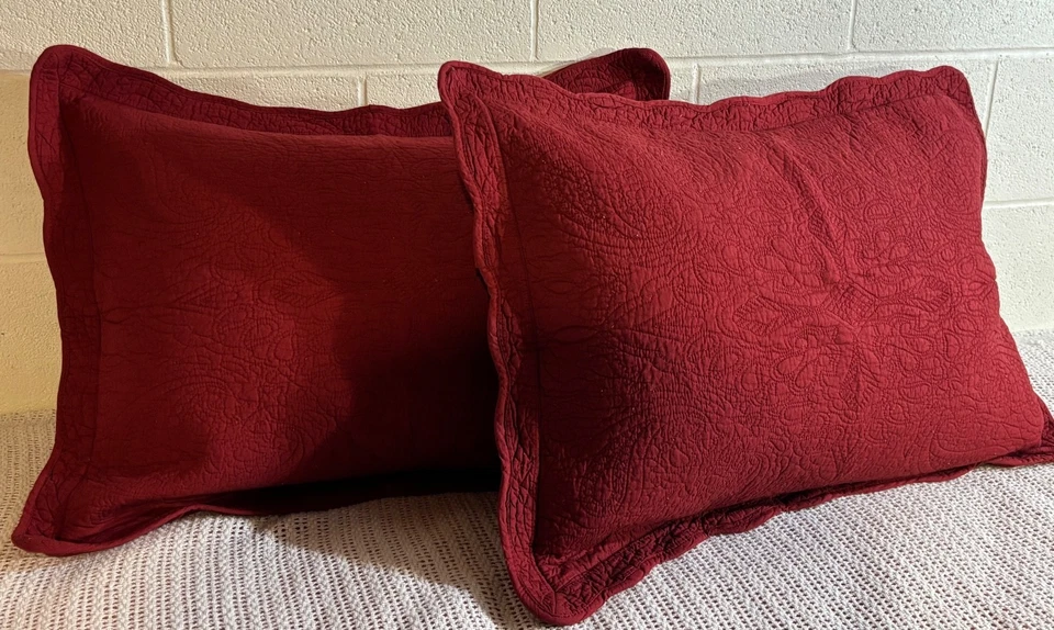 Fundas estándar acolchadas 100 % algodón cachemira festoneadas rojas 20x26 2 piezas Foto 2 de 4