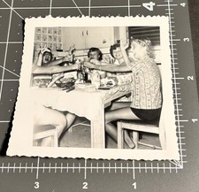 FOTO instantánea vintage de fiesta de niñas de los años 50 DEDO ROSADO JURAR mujeres mujer beber