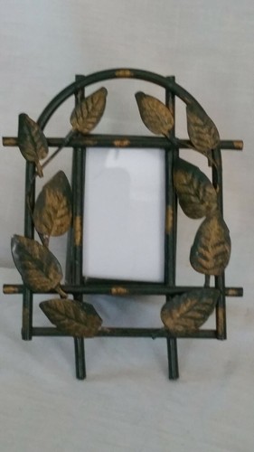 Set of 2 different sized green metal easel back picture frames with gold leaves - Picture 5 of 11