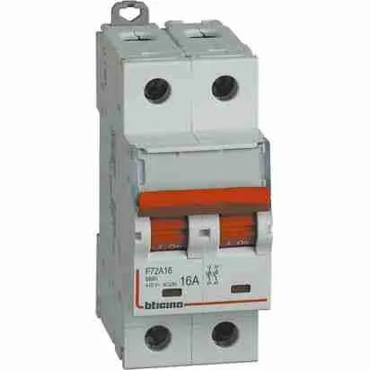 Sezionatore BTicino F72A16 16A 2P: Modularità e Controllo per Professionisti
