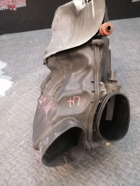 Driver Air Cleaner 4.4L Twin Turbo Fits 11-15 BMW ALPINA B7 2042878 Foto 3 de 4