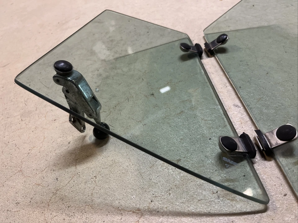 70 - 74 Saab Sonett 3 motorista passageiro traseiro quarto janela vidro com ferragens - Imagem 2 de 4