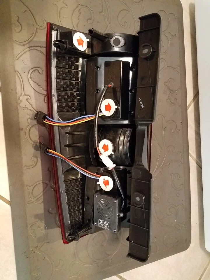 07-14 Chevy Suburban Tahoe/GMC Yukon Rojo LED Luz Trasera de Freno Señal Driver Foto 3 de 3