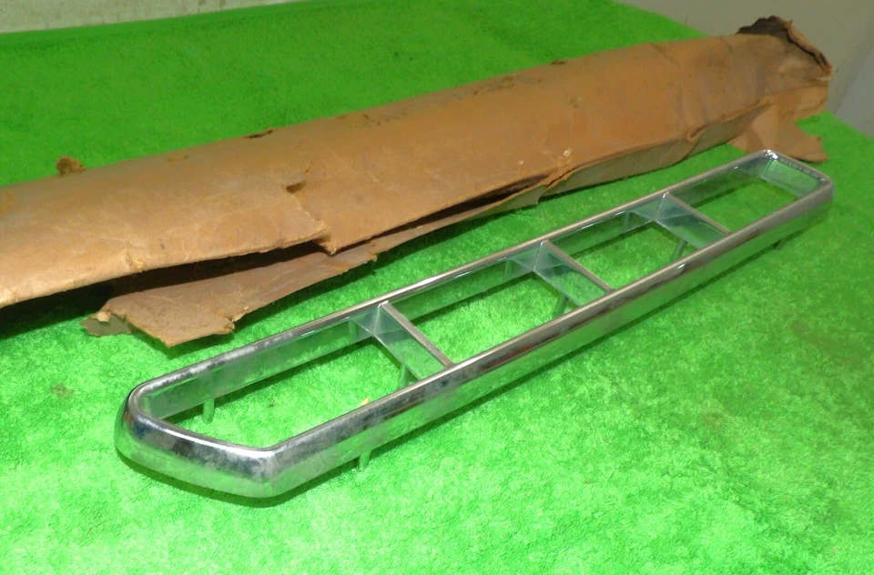 Mercury Park Lane Monterey Montclair 1958 nuevo de Lote Antiguo Parachoques Trasero Rejilla Derecha Ornamento Foto 2 de 4