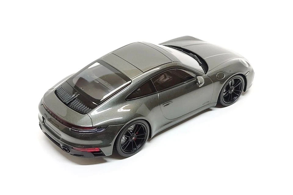 Minichamps 1:18 Porsche 911 Carrera 4 GTS (992) in Aventurine Green Metallic - Image 4 of 4