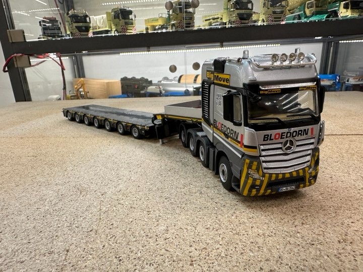 WSI truck model Mercedes MB Actros SLT 8X4+100 Tonner T