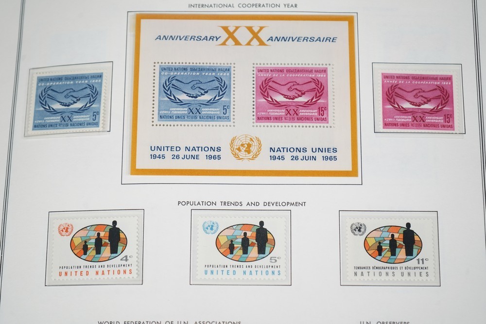 UN 1950s-1990s COLLECTION OF OVER 500 STAMPS ALL MINT STORED IN HARRIS ALBUM