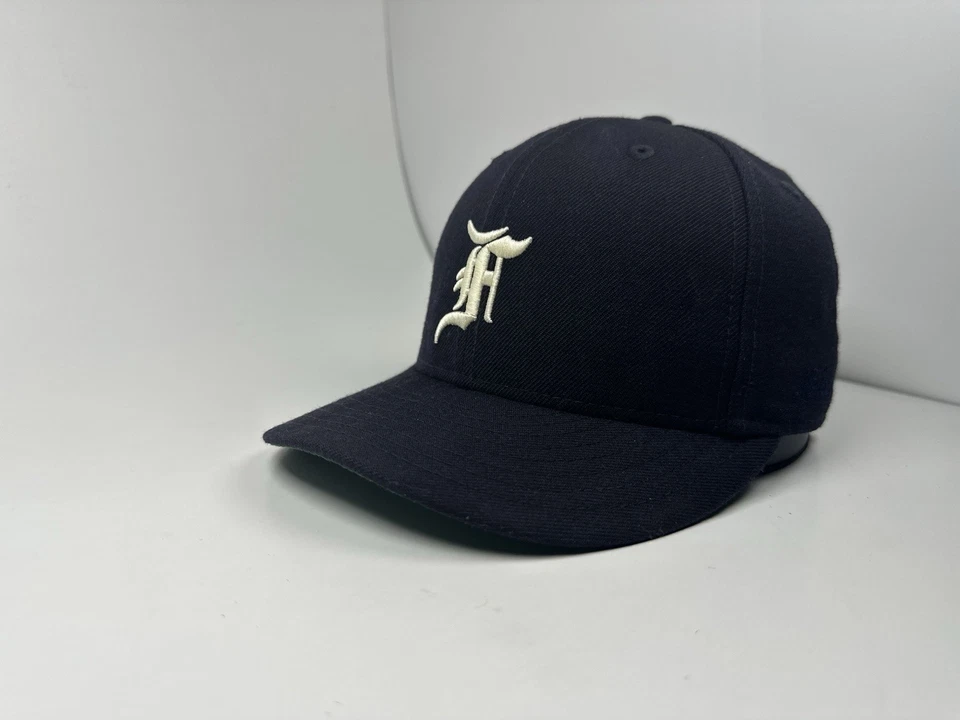 Gorra ajustada Fear of God New Era azul marino Foto 2 de 4