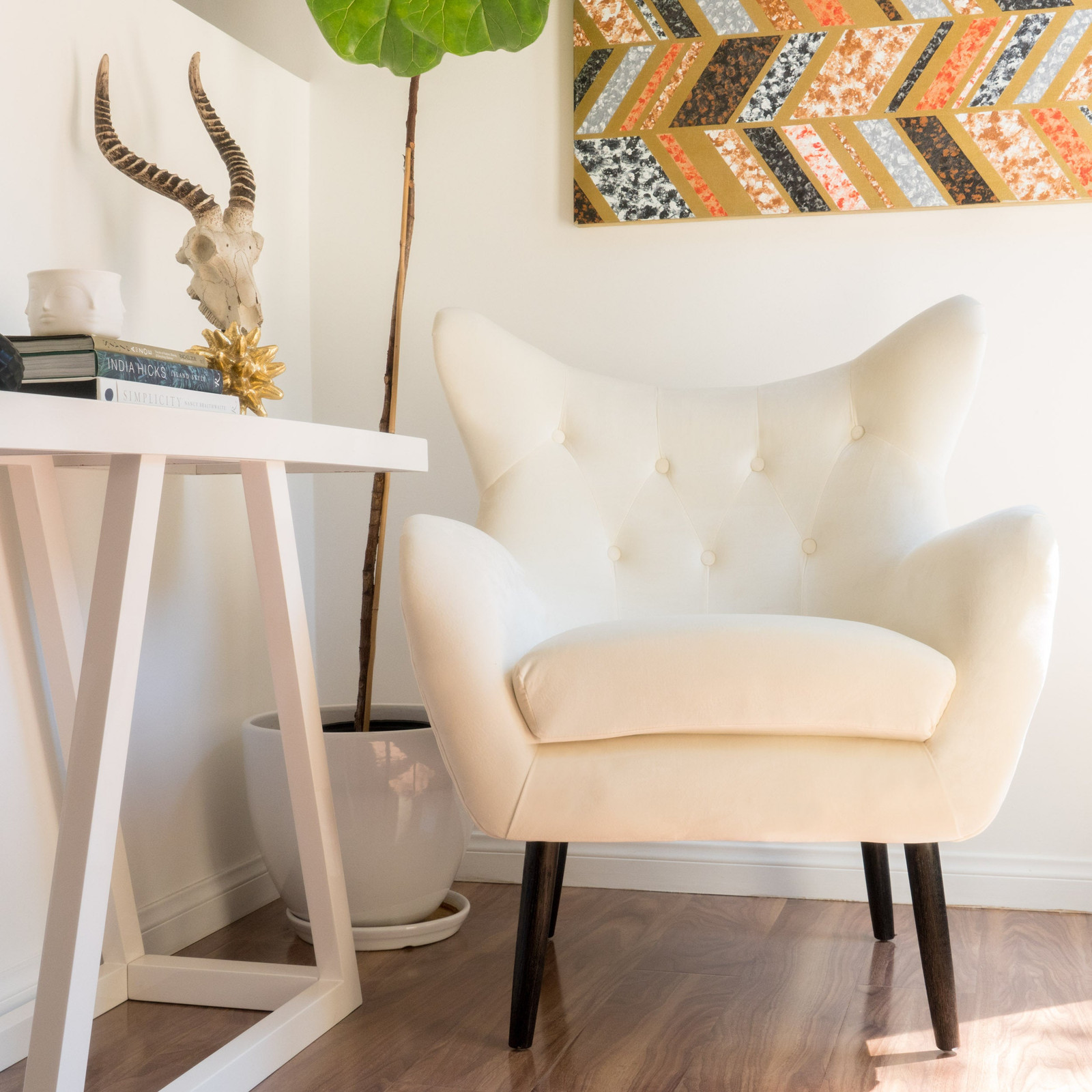 Modern Club Chair - Plush Lounge Seating for Ultimate Comfort  