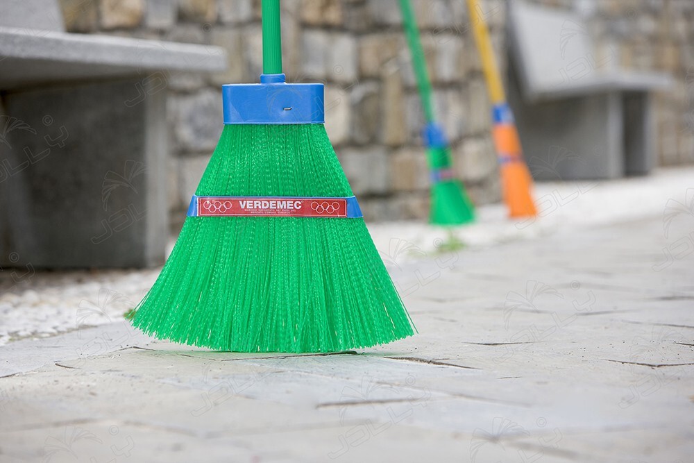SCOPA Originale VERDEMEC CON MANICO:SOSTITUISCE le vecchie scope di saggina