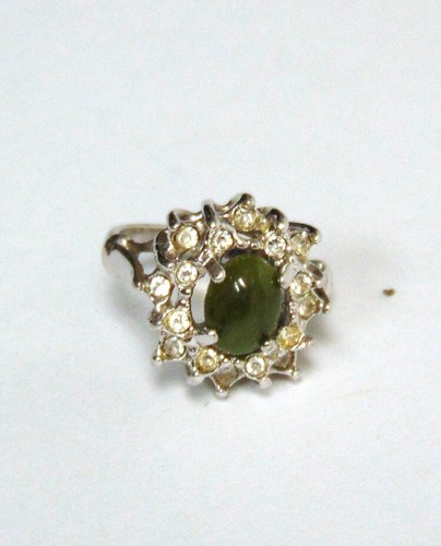 Anello cocktail vintage a grappolo cabochon di giada e strass - UNCAS Mfg Co. - Foto 5 di 7