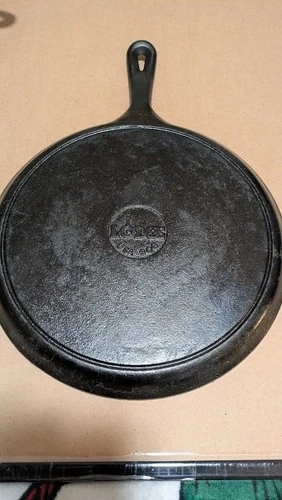 Vintage LODGE 90G Cast Iron Flat Pan Griddle Skillet 10 1/2” Made In USA Black