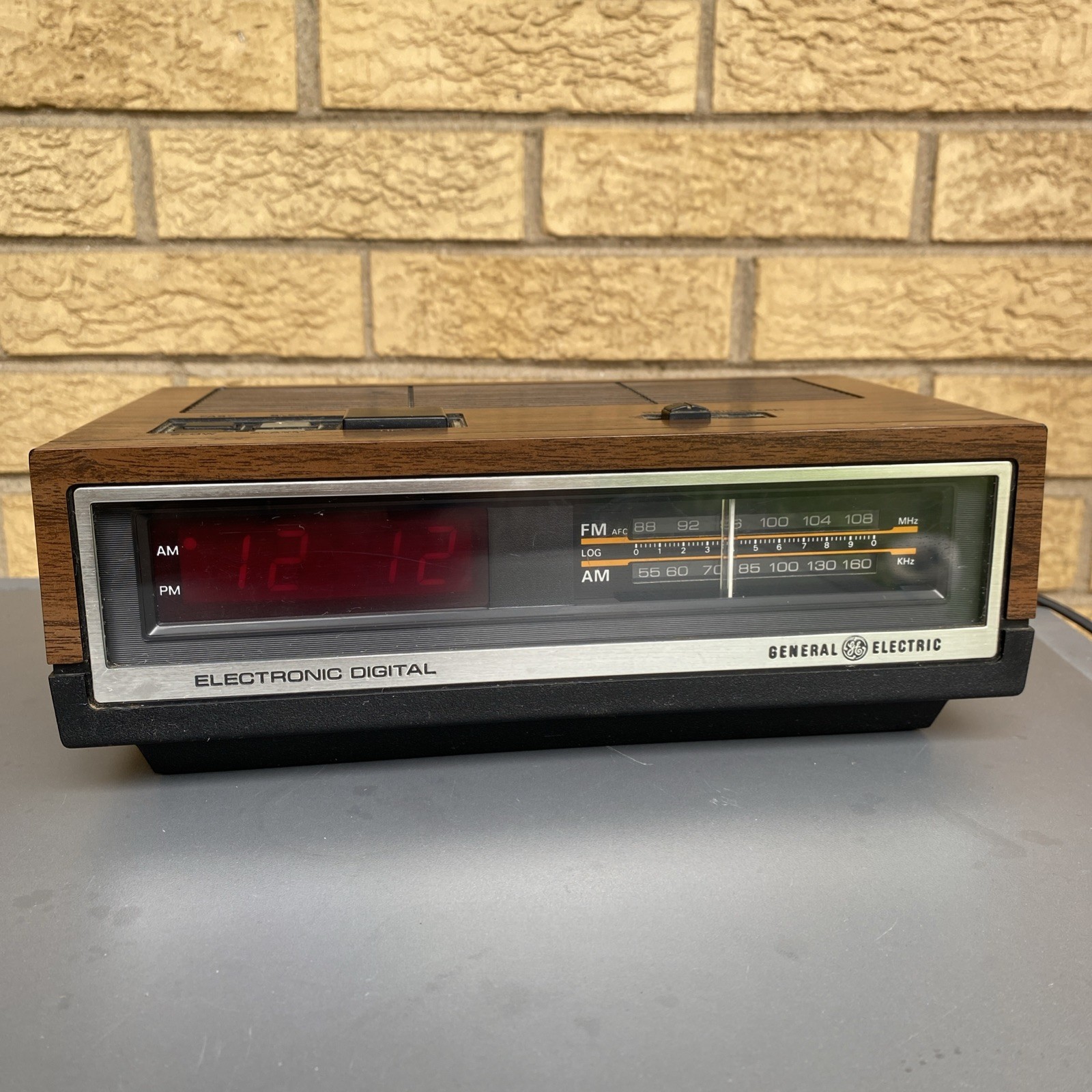 Vintage GE General Electric 7-4640D Digital AM/FM Alarm Clock Radio Works