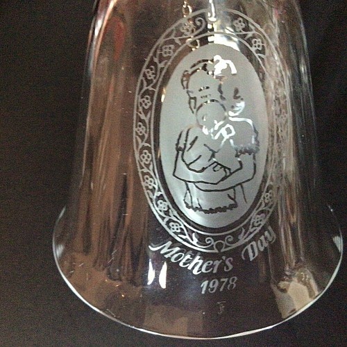 FOSTORIA MOTHERS DAY BELL VINTAGE 1978 ETCHED 7" MOTHER HOLDING CHILD CRYSTAL - Picture 6 of 8