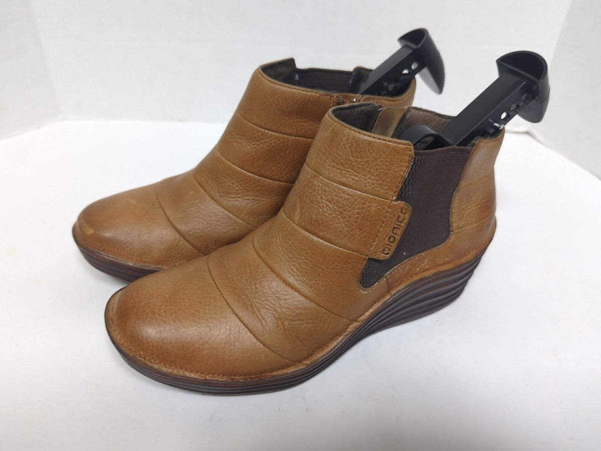 Bionica Leather Woman Sz Ankle Wedge Side Zip Slip On Tan Booties