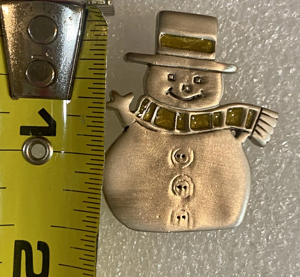 "Broche prendedor muñeco de nieve de peltre con bufanda esmaltada amarilla 1,5""" Foto 3 de 3