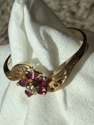 Vintage 14k Gold Cocktail Ring. 6 Rubies 1 Diamond Center Sz 7. Beautiful. ￼￼￼