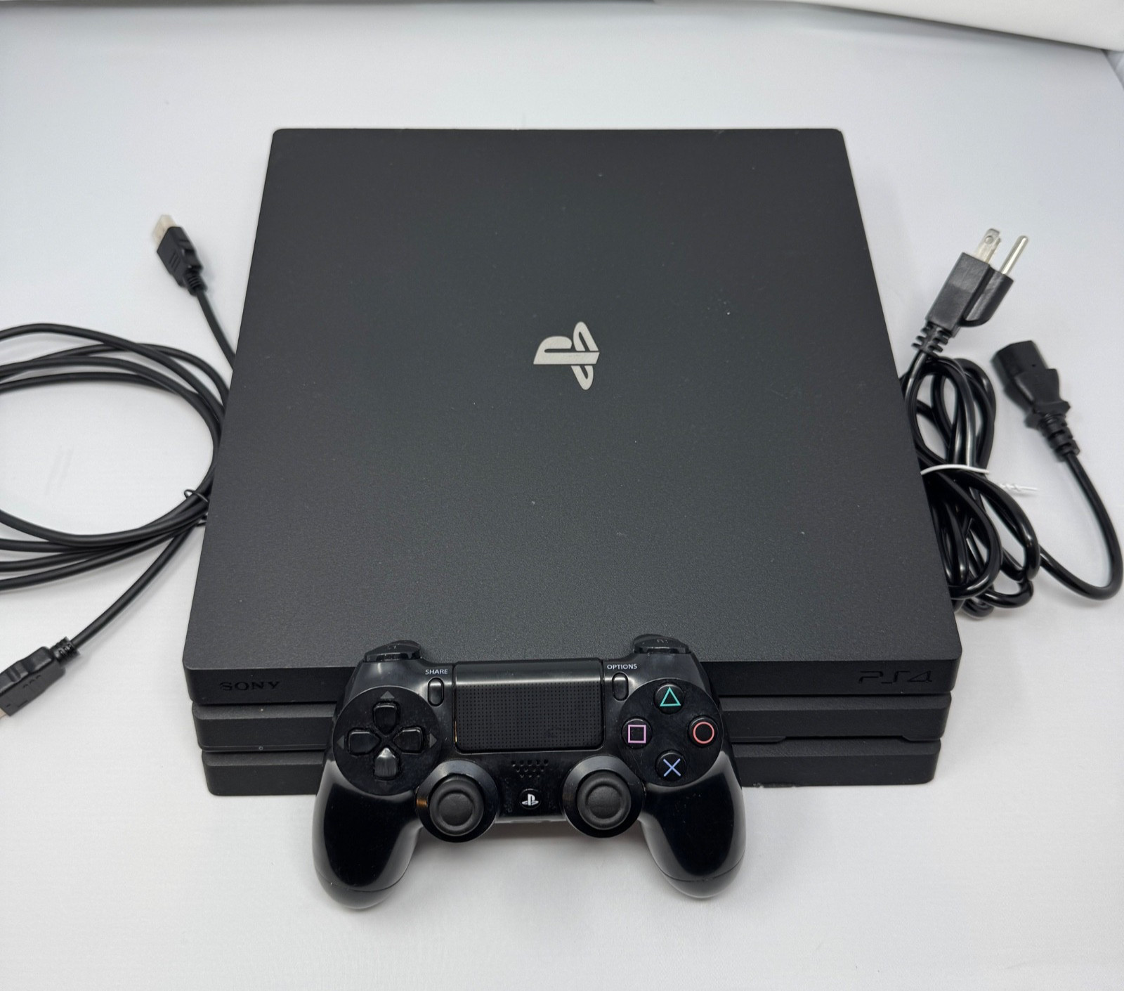 READ PS4 / Sony Playstation 4 - Pro 1TB - CONTROLLER + CABLES Tested