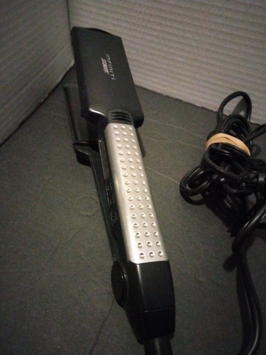 Conair Infiniti 1.5” Ceramic Hair Straightener Fast Heat Model - Picture 4 of 4
