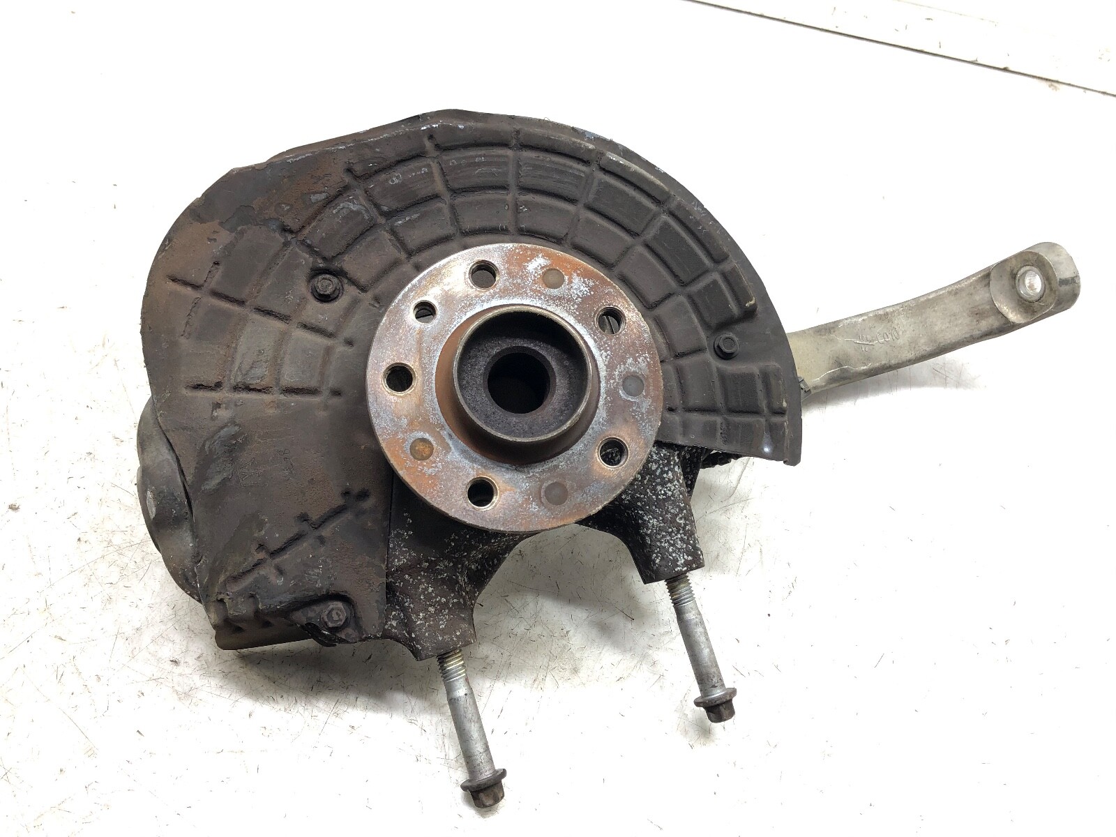 2014-2020 MASERATI GHIBLI 3.0L V6 RWD RIGHT PASS FRONT SPINDLE KNUCKLE HUB OEM.