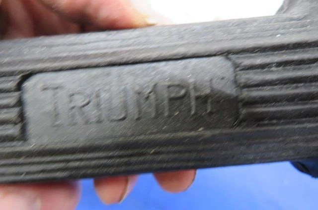 TRIUMPH TWINS RIDERS REPOSAPIÉS DELANTERO CAUCHOS (2) NF704 - PRE-1968 A300 Foto 2 de 4