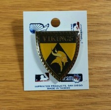 MINNESOTA VIKINGS Team Logo Vintage 1990s NFL Football Hat Lapel Pin - BRAND NEW