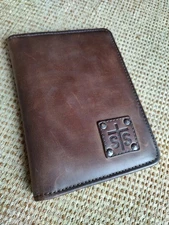 STS Ranchwear Baroness Magnetic Wallet Travel Passport Case distressed Leather 
