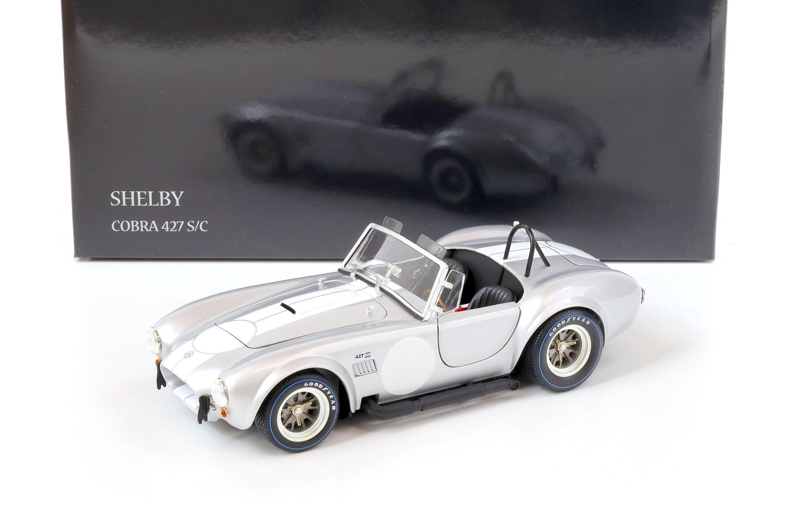 1:18 Kyosho Shelby Cobra 427 S/C Metallic Silver/White 08047S