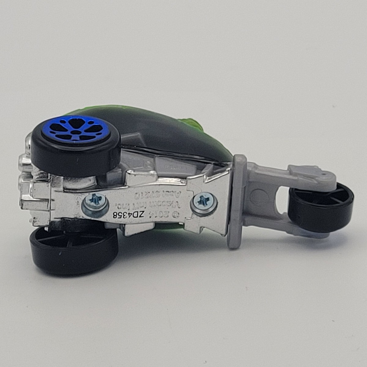 レオ✵ LEO in STEALTH BIKE 1:64 Vehicle 2014 Playmates Teenage