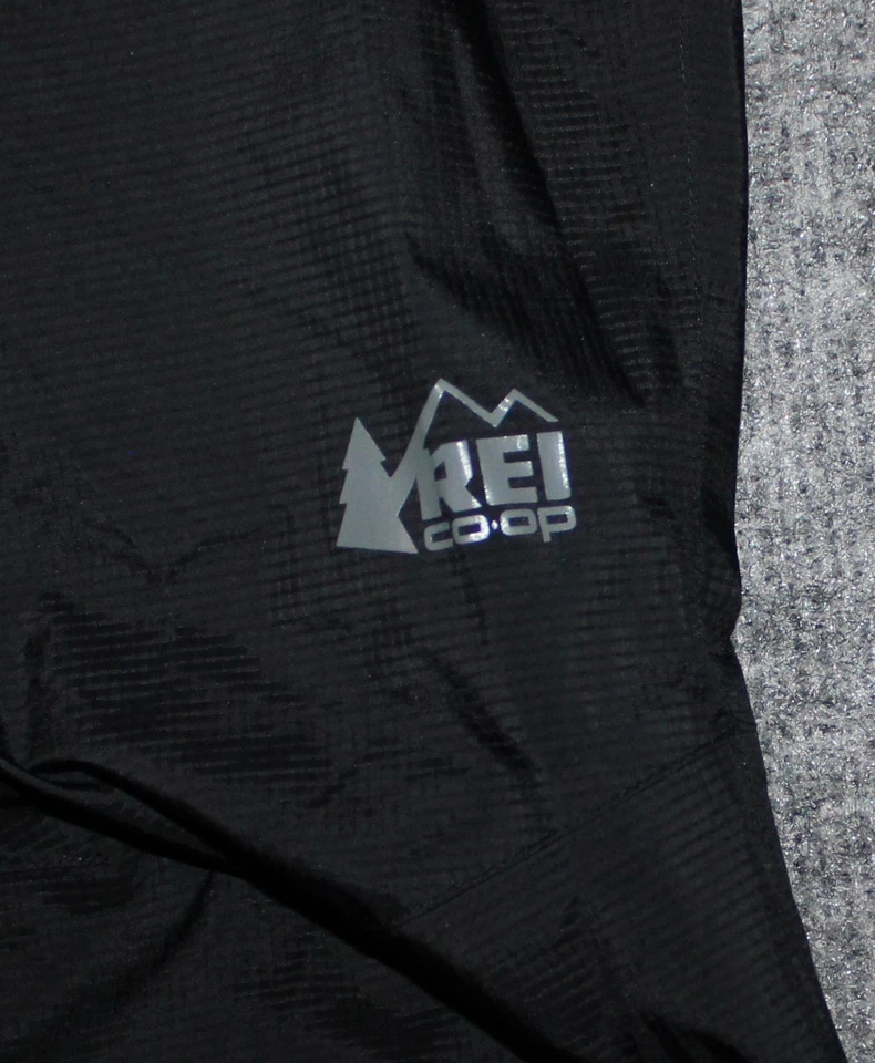 REI CO-OP PANTALÓN DE LLUVIA ESENCIAL PARA MUJER 137553 Impermeable Embalable Negro XS Pantalones Foto 3 de 4