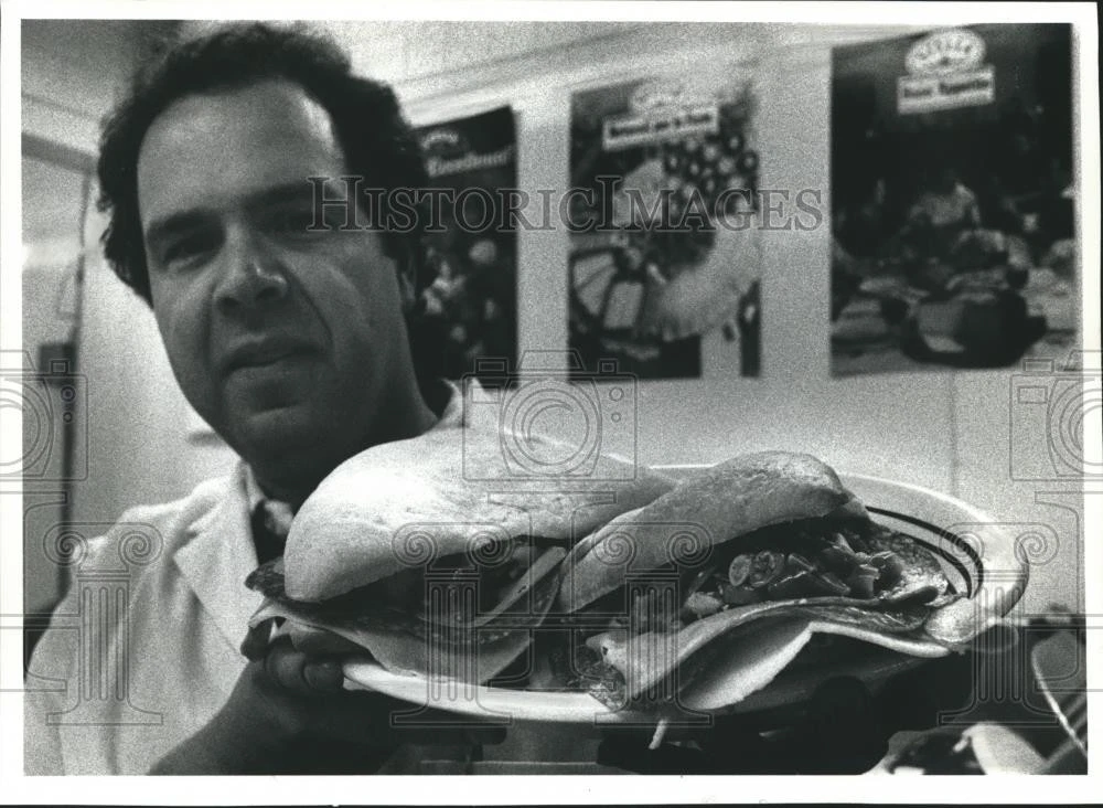 1990 Press Photo Felix Glorioso,created the Milwaukee Muf sandwich - mjb04589