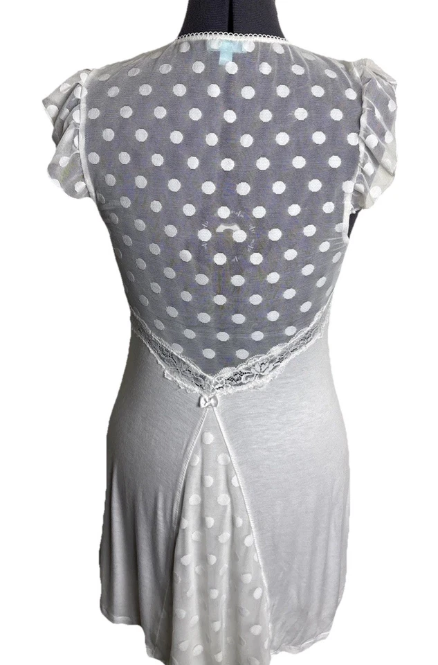 Coqueta femenina blanca mediana a lunares de encaje Betsy Johnson Chemise para mujer Foto 2 de 4