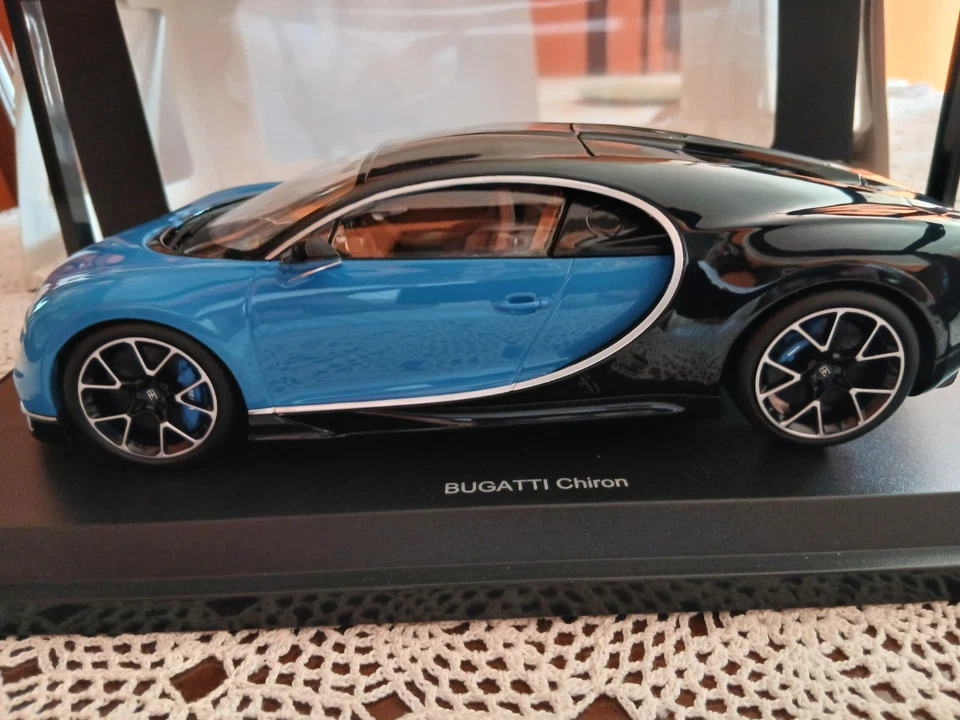 Bugatti Chiron Kyosho 1/18 - Immagine 2 di 4