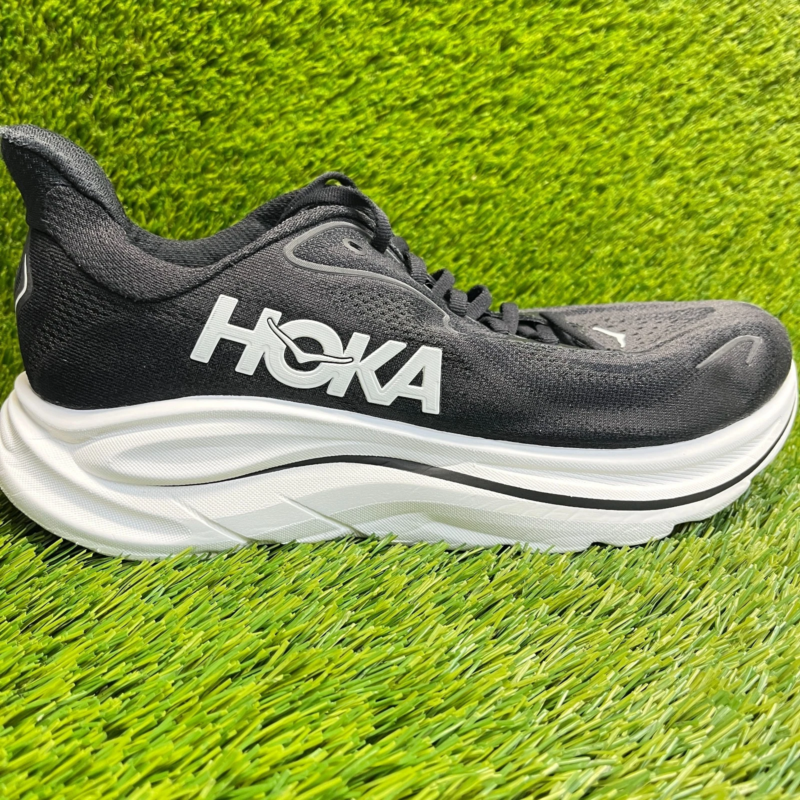 Hoka One One Clifton 10 Mens Size 9.5EE Black White Running Shoes Sneakers
