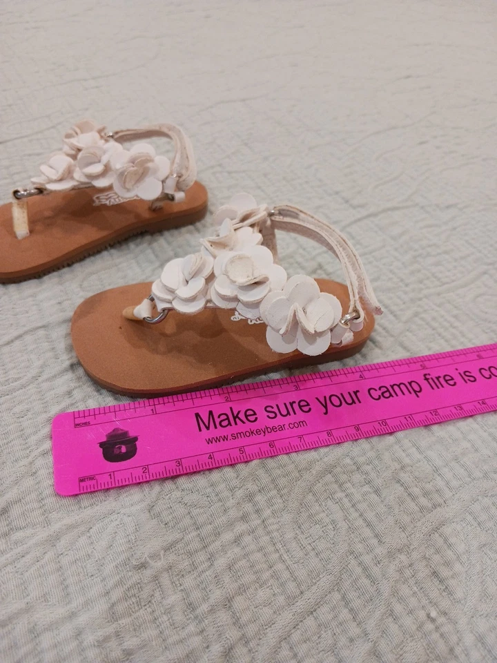 Teeny Toes Fashionable White Floral Baby Sandals Size 3 Gently Used - Image 2 of 4