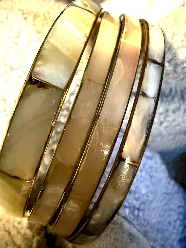 Conjunto de 4 pulseiras vintage com incrustações de madrepérola tom dourado e prata esfregão na caixa - Imagem 3 de 4