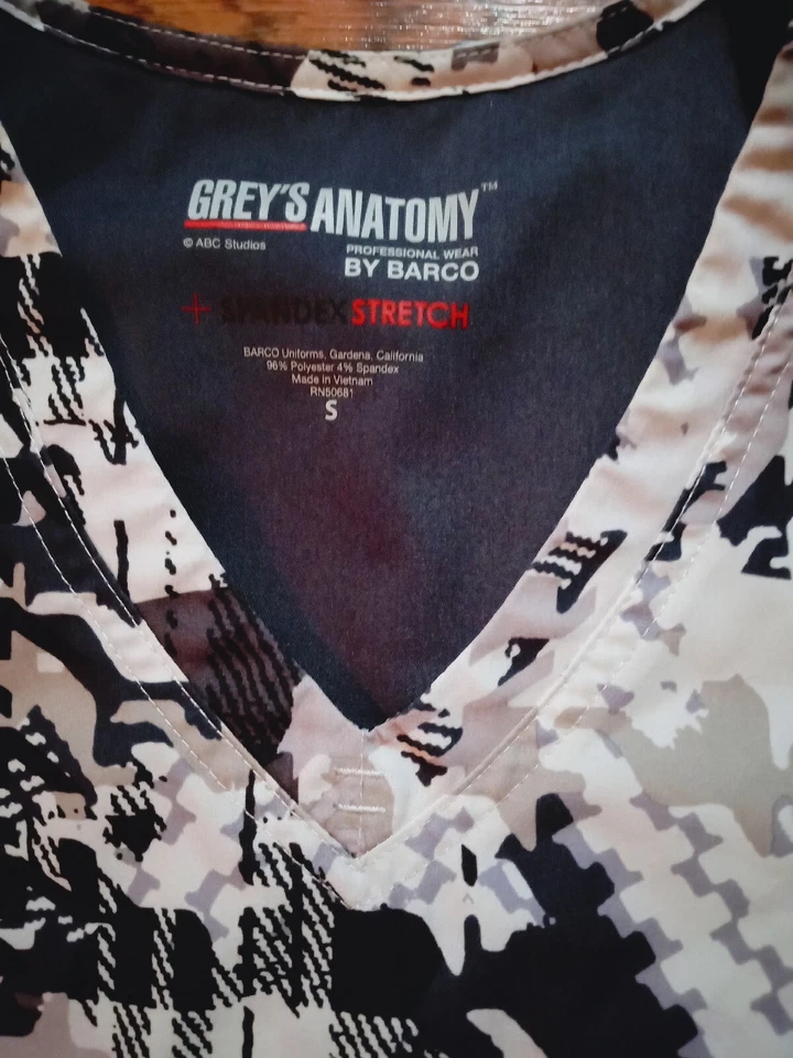 Blusa Médica Grey's Anatomy Barco One para Mujer Pequeña Diseño Radical Blanco y Negro Foto 2 de 4