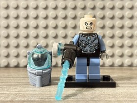 LEGO DC Super Heroes Minifigure Mr. Freeze, Medium Blue 76000 w/ Weapon sh0049